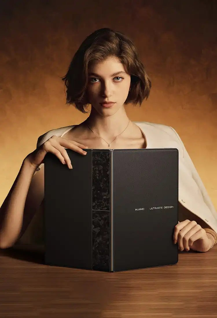 Black leather journal with gold embossed design and ’pluma’ text.